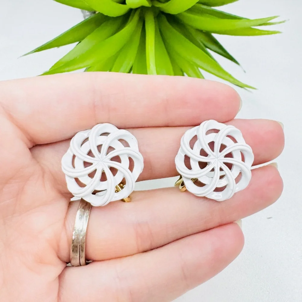 Vintage 60s Crown Trifari White Enamel Pinwheel Swirl Gold Tone Clip Earrings